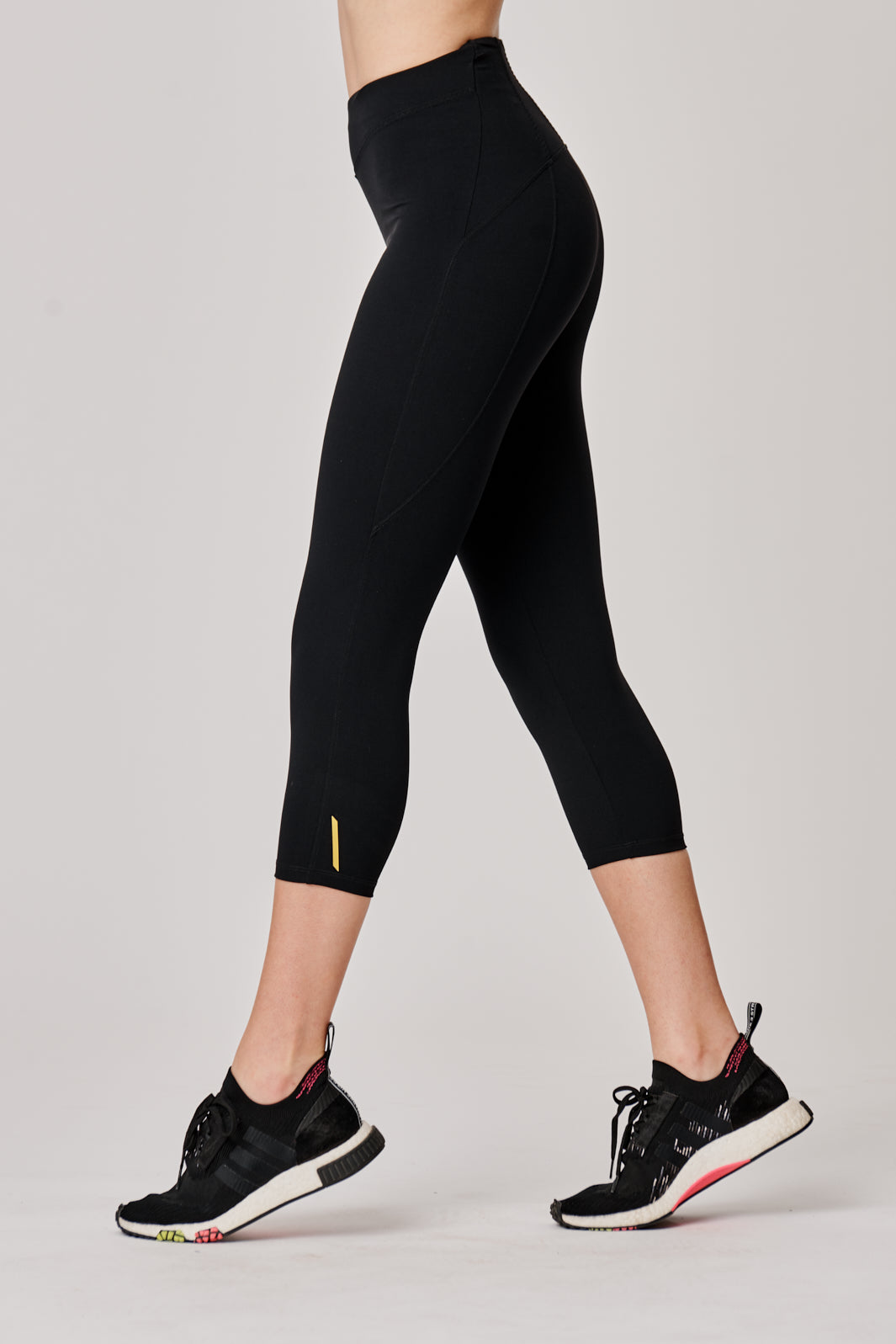 Cool classic black capri leggings high waist in 4 way stretch